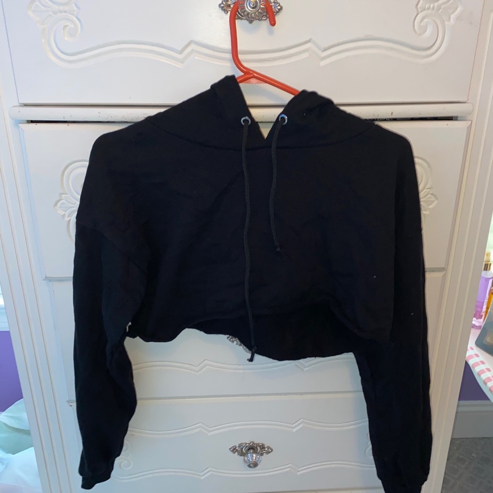 pretty little thing black cropped sweatshirt